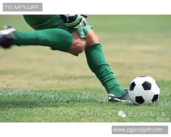 小孩追星梦实现足球明星亲笔签名温暖心灵瞬间